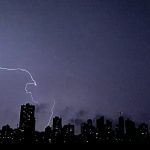 Calorão, raios e risco de granizo