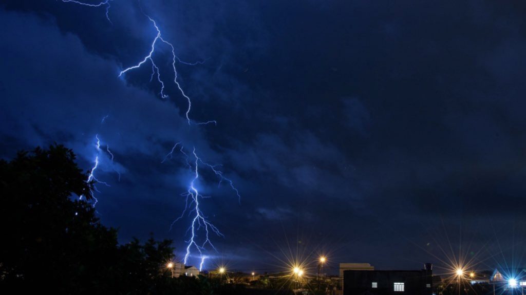 Chuva intensa, muitos raios, granizo e risco de vendavais