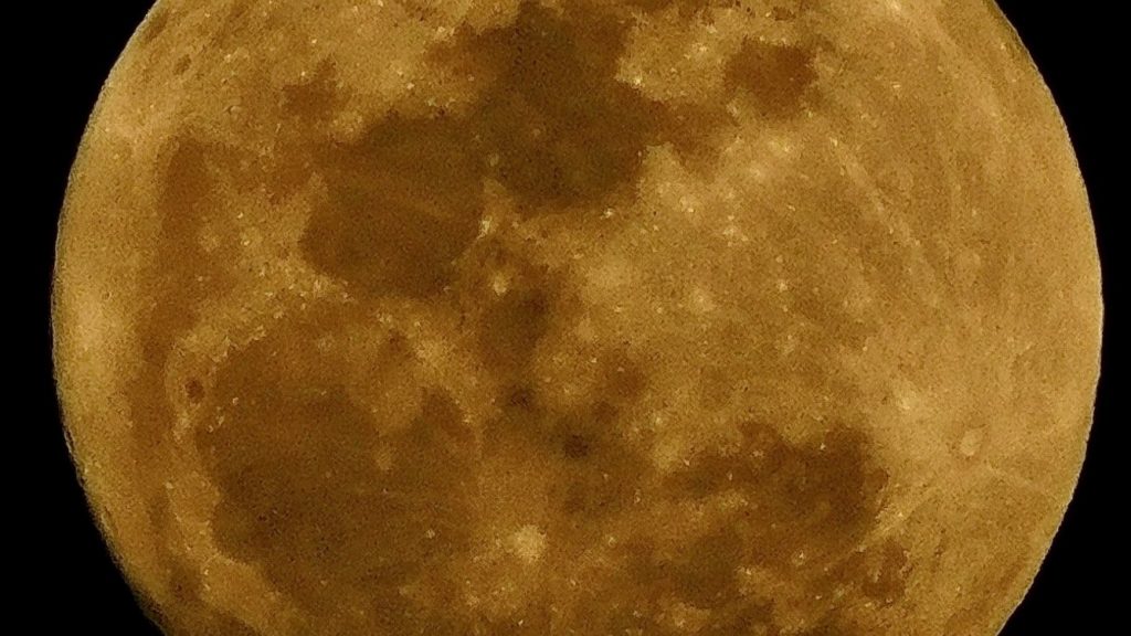 Lua dá espetáculo no céu do Sul do Brasil