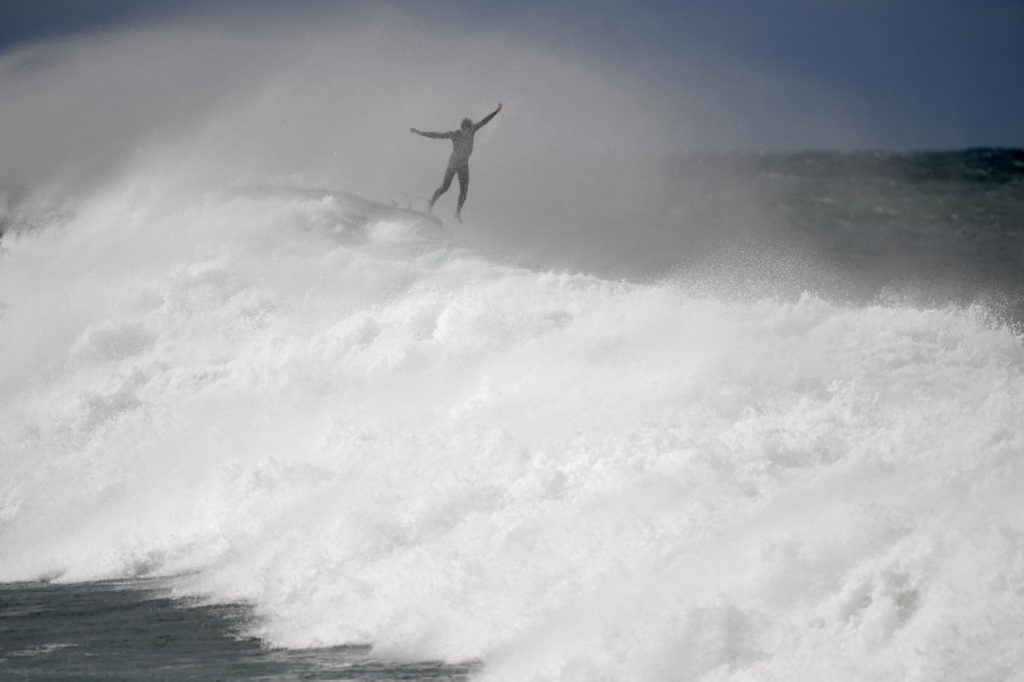 Ciclone bomba, ondas gigantes e frio recorde na Austrália