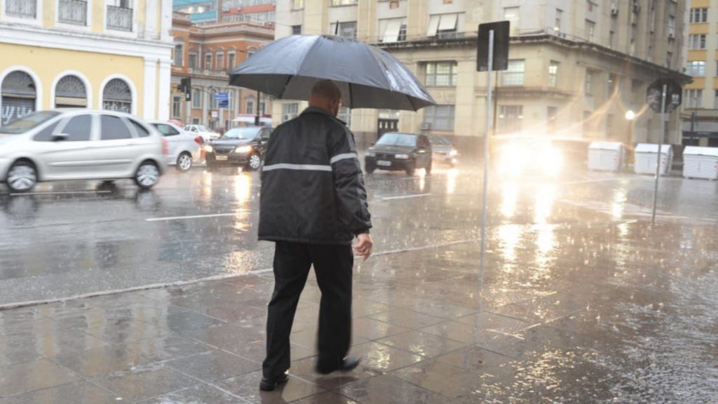 Temporais de raios e granizo atingem o Rio Grande do Sul
