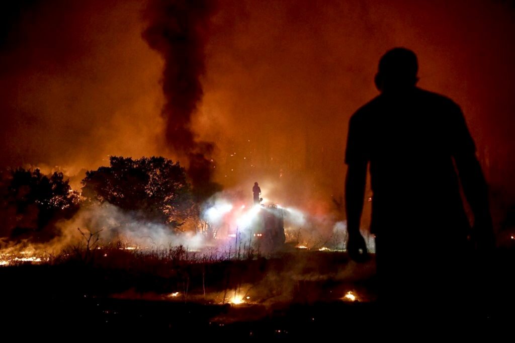Incêndios florestais alcançam Atenas