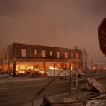 Gigantesco incêndio florestal destrói cidade na Califórnia