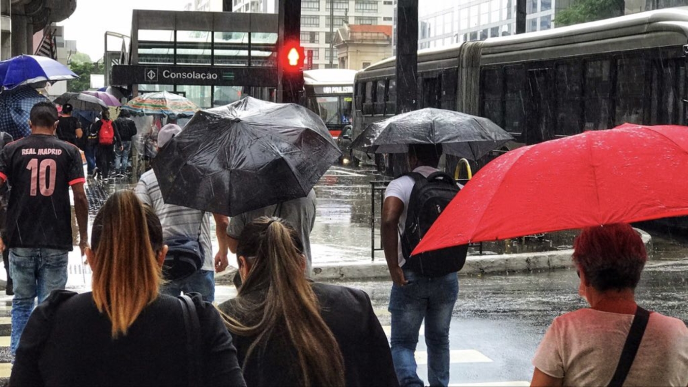 Chuva, garoa, vento, queda de temperatura e ainda enchente