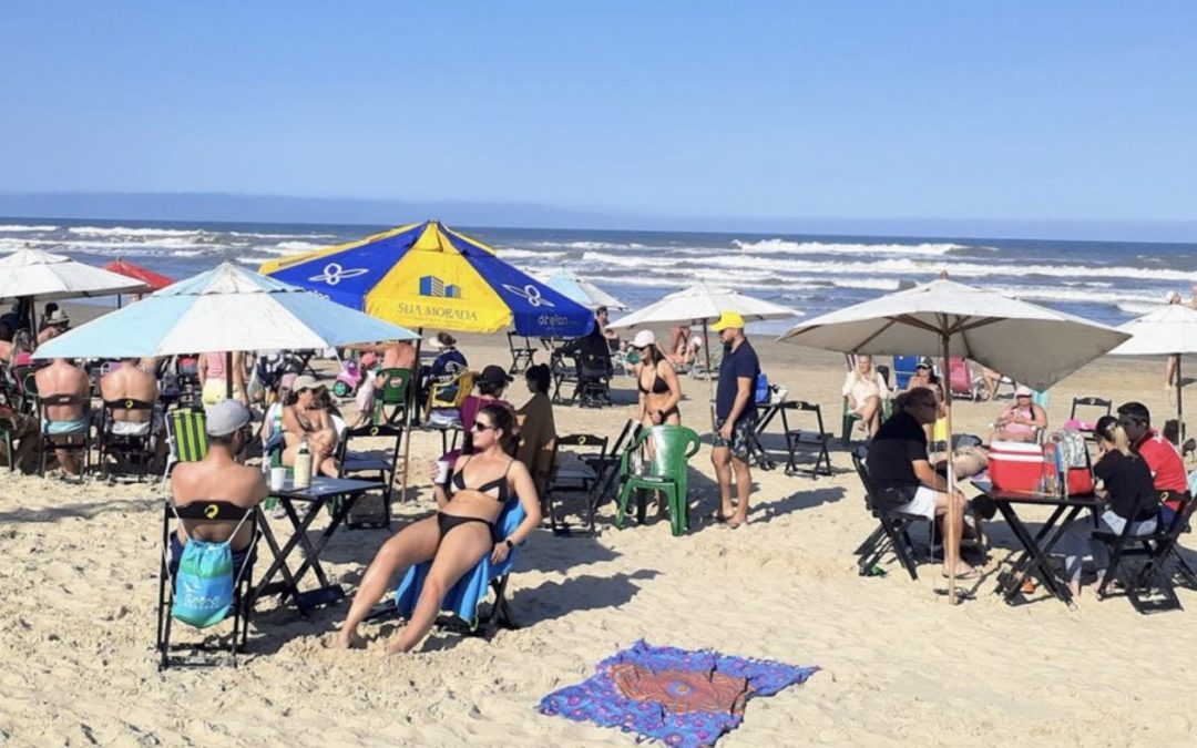 Deu praia! Sol apareceu no Litoral Norte do Rio Grande do Sul neste sábado de começo de feriadão farroupilha
