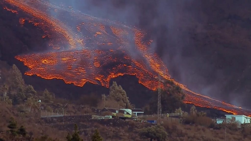 Erupção do vulcão entra em nova fase com emissão de muita lava