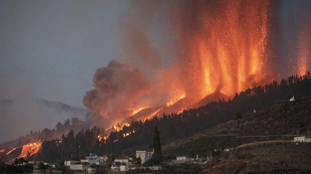Lava da erupção do vulcão em La Palma avança para o mar