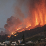 Lava da erupção do vulcão em La Palma avança para o mar