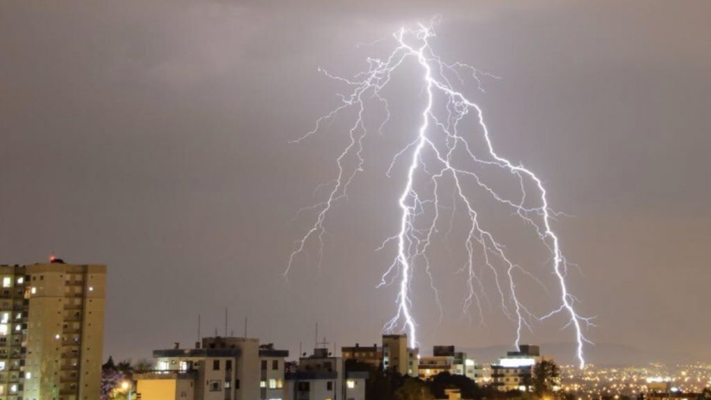 Feriado de muita chuva e fortes temporais de granizo, raios e vento