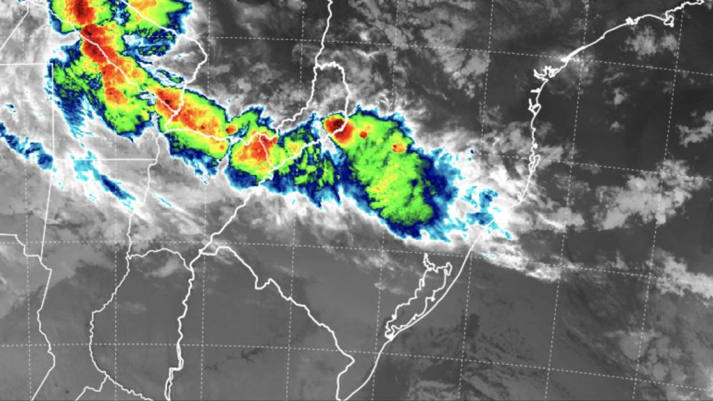 Frente fria avança pelo Sul do Brasil hoje com chuva, vento e queda de temperatura