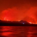 Lava do vulcão Cumbre Vieja chega ao mar em La Palma
