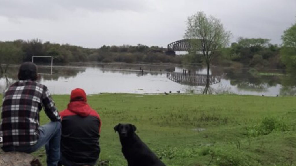 Enquanto resto do Brasil pede chuva, Rio Grande do Sul tem enchente