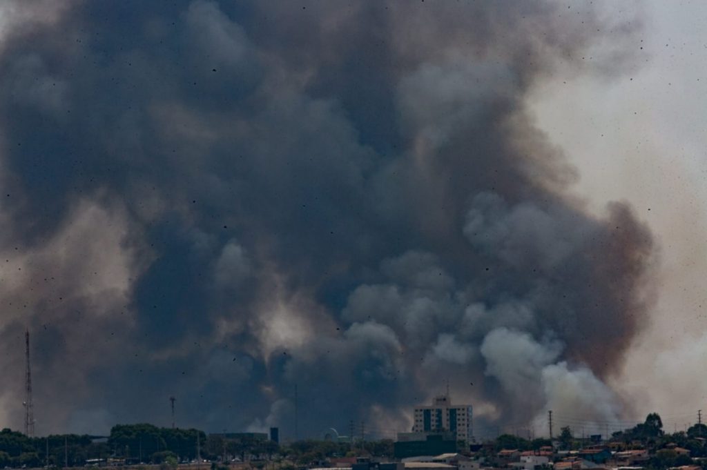 Grande incêndio atinge Brasília com tempo seco e muito quente