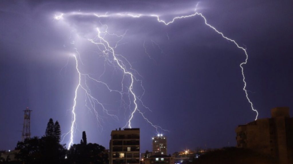 Frente fria avança pelo Sul do Brasil com chuva e temporais