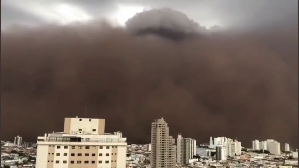 Tempestade de areia enorme assusta e faz o dia virar noite em São Paulo