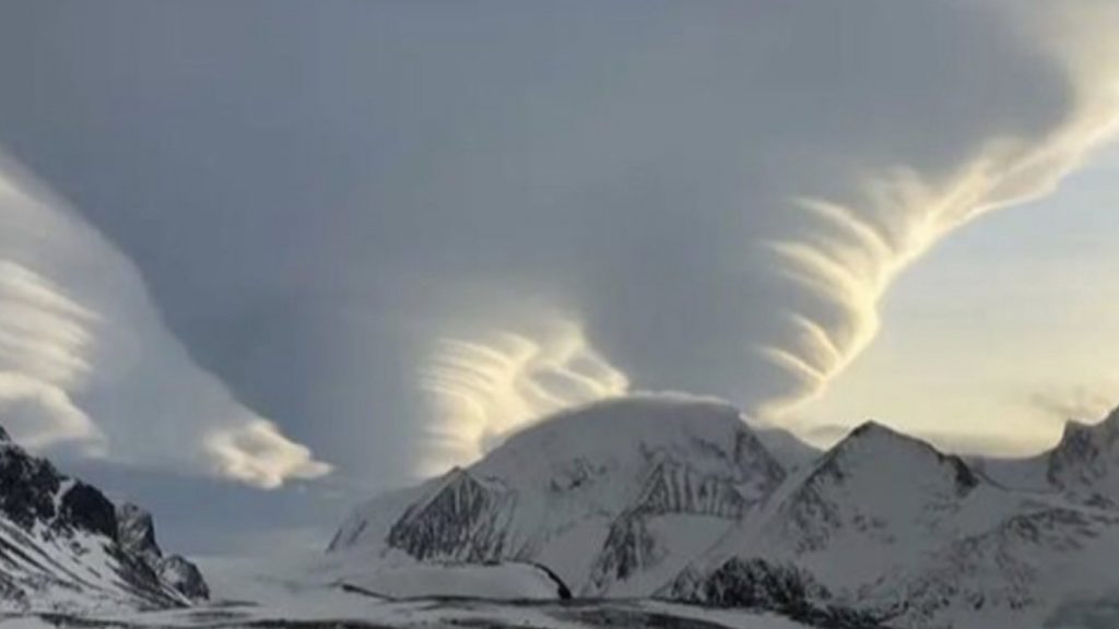 Nuvens lenticulares são fotografadas na Antártida