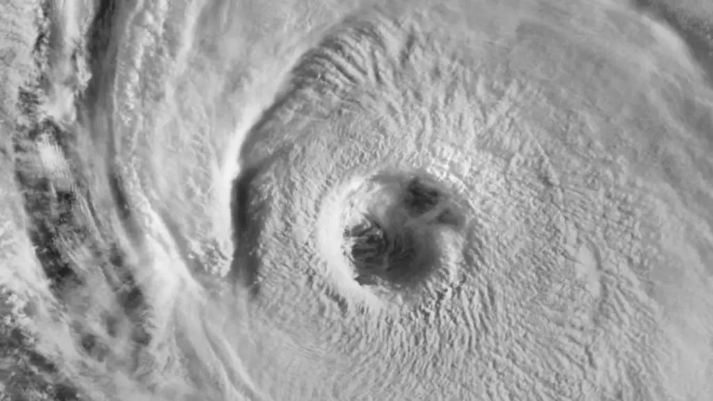 Mais um grande furacão traz ondas de até 15 metros no Atlântico