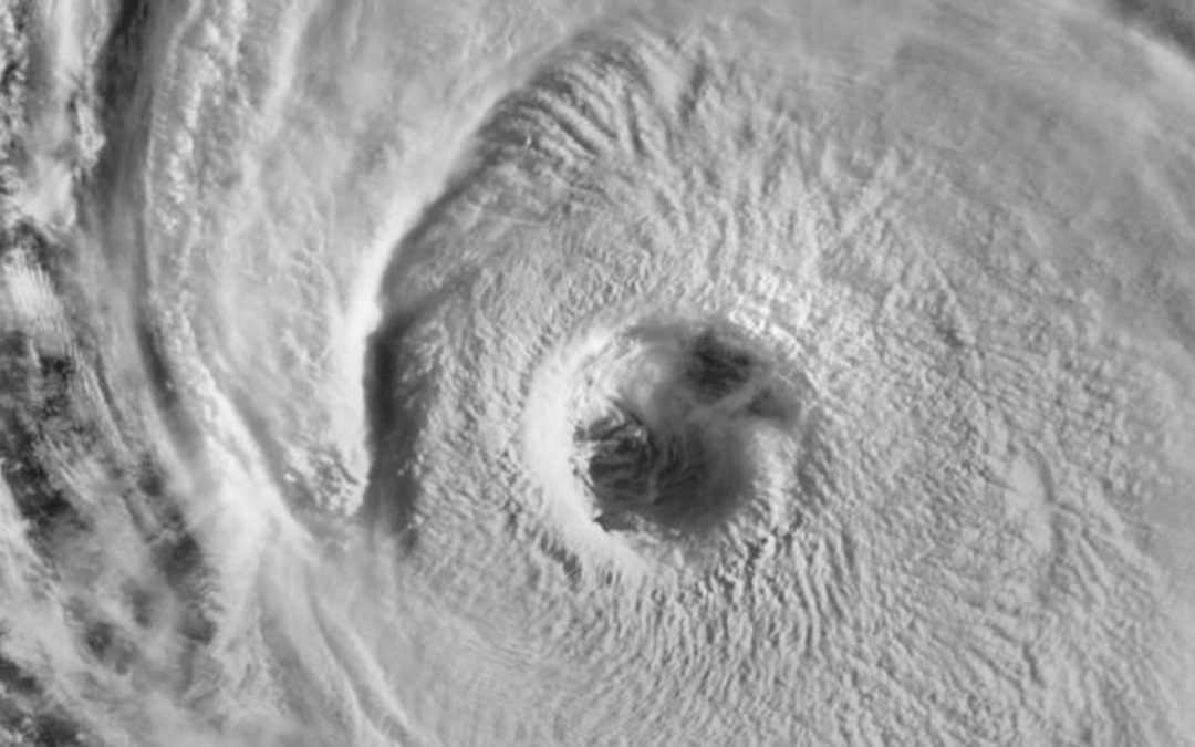 Mais um grande furacão traz ondas de até 15 metros no Atlântico Furacão Larry gera um enorme swell no oceano que atingirá a costa Leste dos Estados Unidos e pode chegar a estados do Norte do Brasil