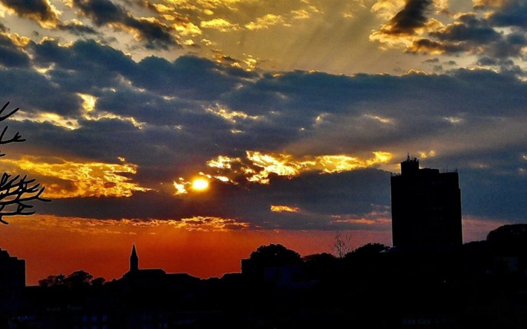 Previsão do tempo – Fim de semana terá sol e períodos de instabilidade no RS Frente quente começa a se formar sobre o Estado da tarde para a noite do domingo e trará chuva em mais regiões