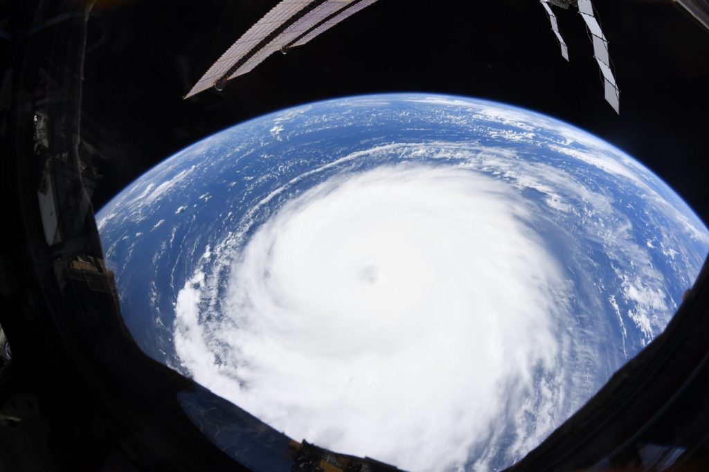 Astronauta fotografa o furacão Sam da Estação Espacial Internacional