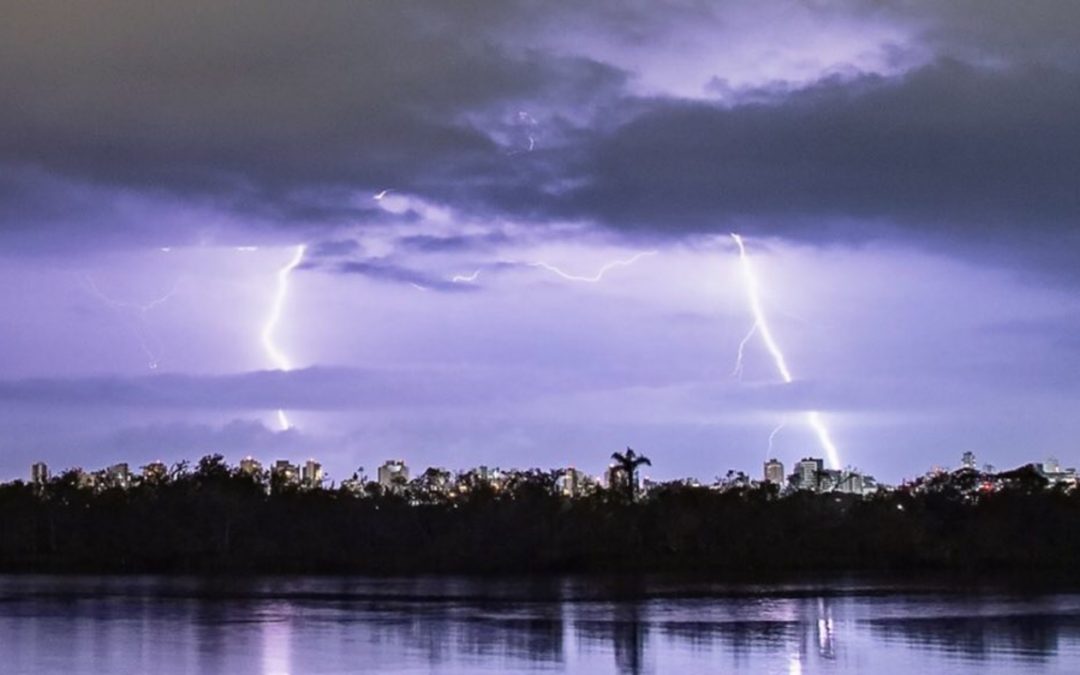 MetSul reforça alerta sobre muitos raios e intensas trovoadas Feriado desta terça-feira e a quarta serão marcados no Rio Grande do Sul por tempo severo e alta frequência de raios