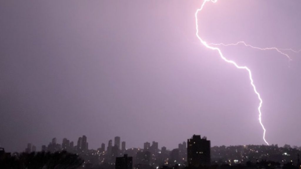 Chuva de até dois meses em dois dias traz preocupação com rios