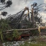 Fortes temporais e estragos com a chegada do ar quente ao RS e SC