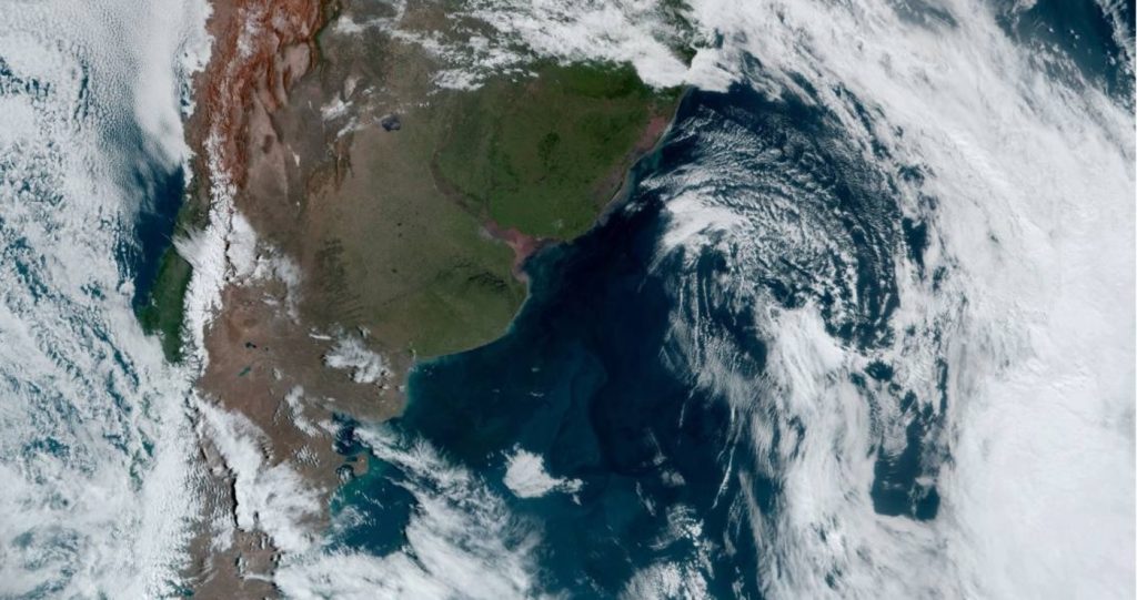 Ciclone impulsiona ar frio, temperatura cai e tempo abre com sol