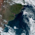 Ciclone impulsiona ar frio, temperatura cai e tempo abre com sol
