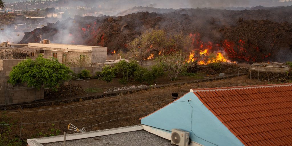 Vulcão abre nova boca e parede de lava avança sobre casas