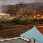 Vulcão abre nova boca e parede de lava avança sobre casas