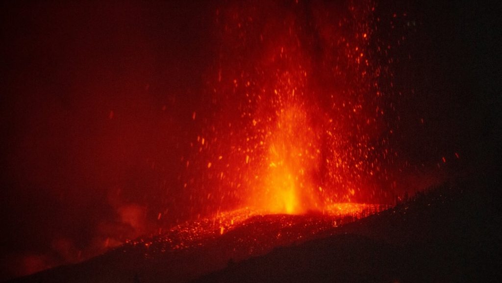 Área coberta por lava do vulcão cresce 50% em apenas doze horas em La Palma