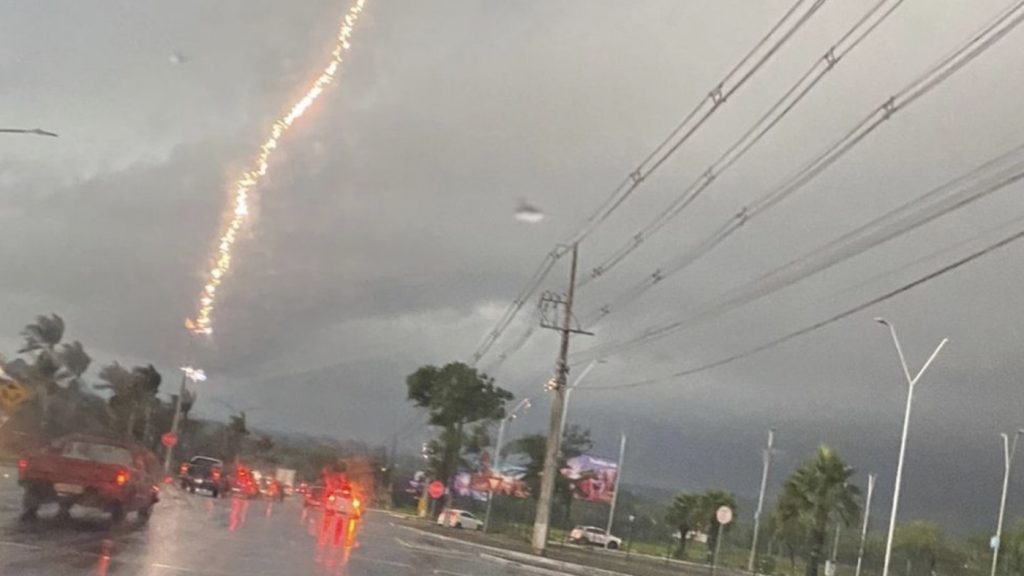 Raio é registrado em avenida de Foz do Iguaçu