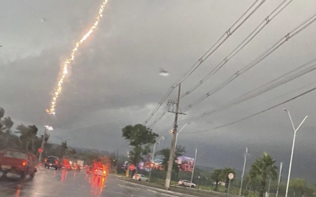 Raio é registrado em avenida de Foz do Iguaçu Automóveis são um dos lugares mais seguros para se estar durante uma tempestade elétrica pela blindagem da Gaiola de Faraday