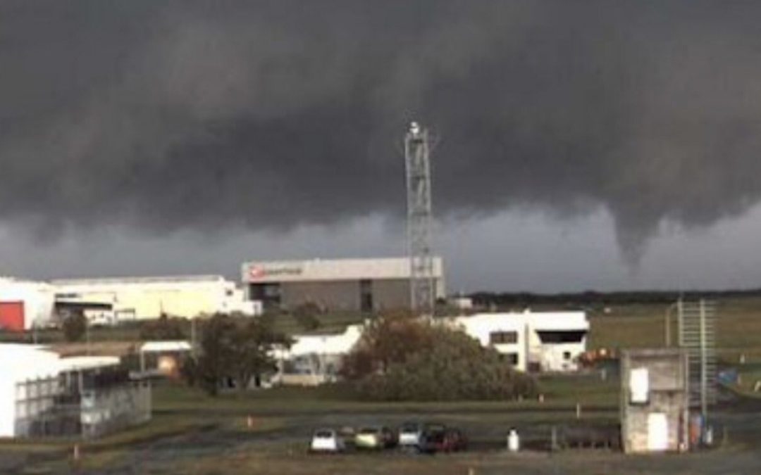 Tornado atinge o aeroporto da cidade australiana de Brisbane Mesma região da Austrália teve na terça-feira granizo gigante com tamanho jamais visto antes no país e recorde
