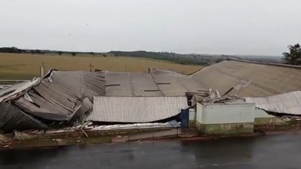 Temporais com vento de até 130 km/h causam estragos no Paraná