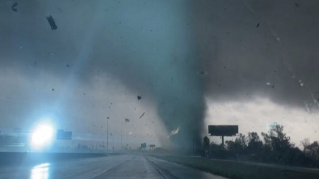 Tornado arremessa veículo no ar ao cruzar estrada nos Estados Unidos