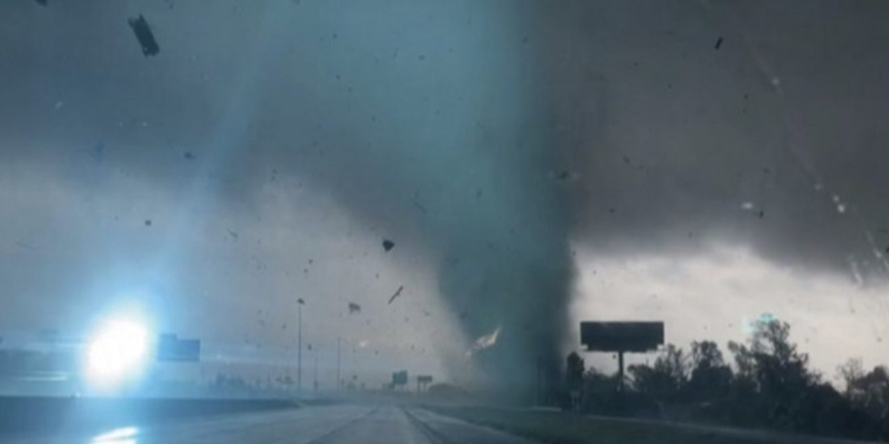 <span class="entry-title-primary">Tornado arremessa veículo no ar ao cruzar estrada nos Estados Unidos</span> <h2 class="entry-subtitle">Estados norte-americanos do Texas e da Louisiana foram atingidos por uma incomum onda de tempestades em pleno outono com muito tornados</h2>