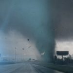 Tornado arremessa veículo no ar ao cruzar estrada nos Estados Unidos