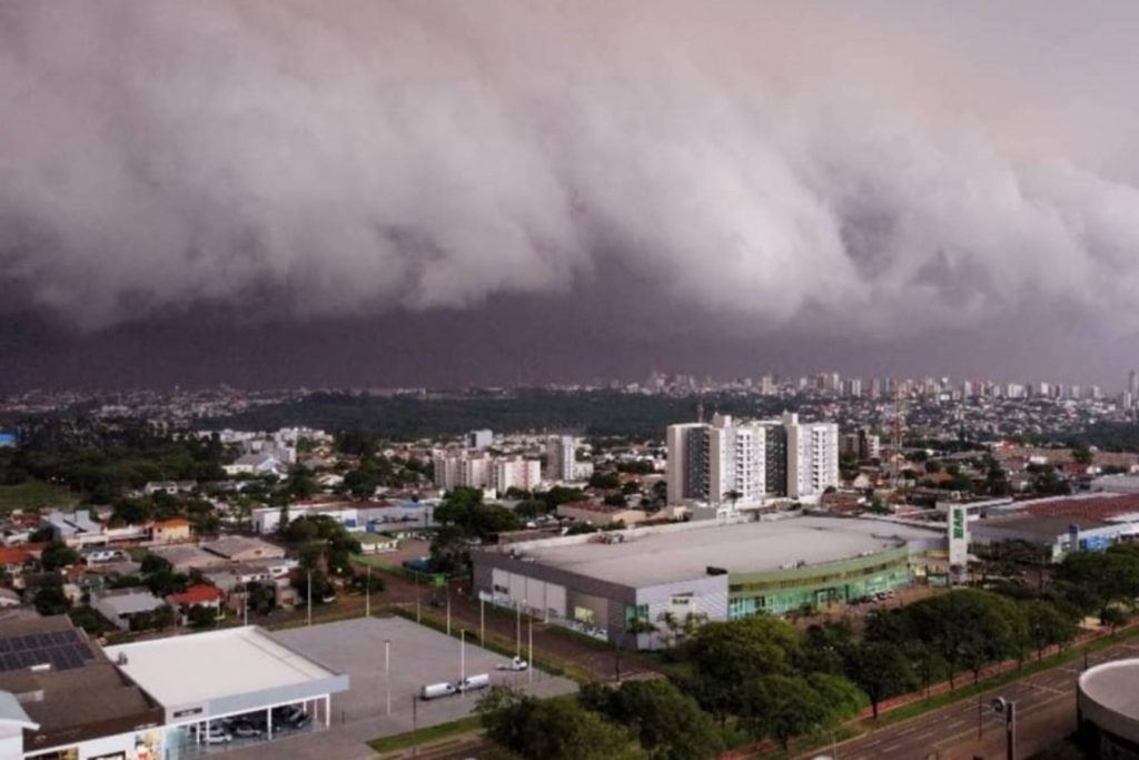 Tempestade faz estragos em Foz, Londrina, Cascavel e outras cidades do Paraná