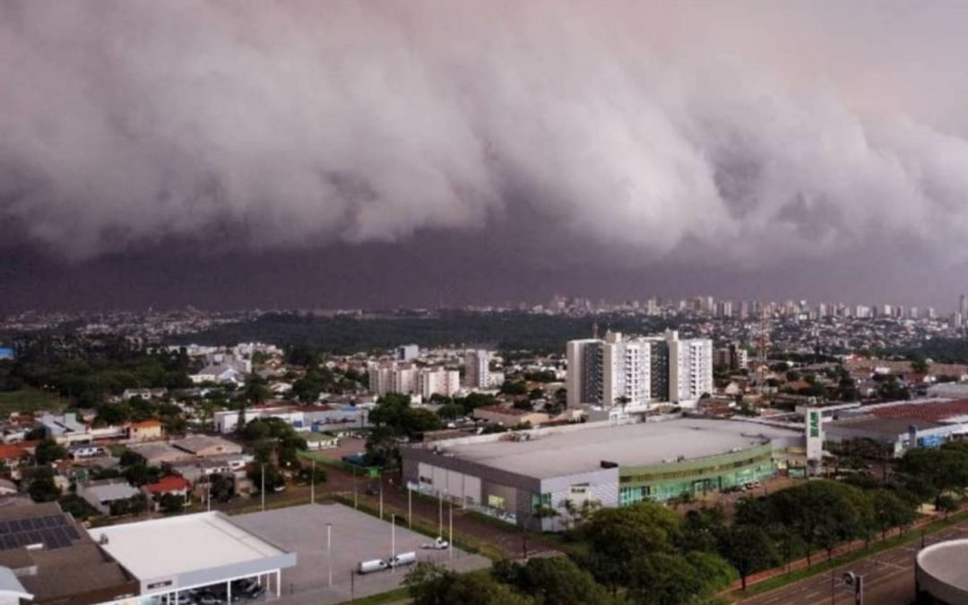 Tempestade faz estragos em Foz, Londrina, Cascavel e outras cidades do Paraná Vendavais e granizo deixam danos neste sábado em diversos municípios do Paraná e temporais avançam para o Mato Grosso do Sul e São Paulo