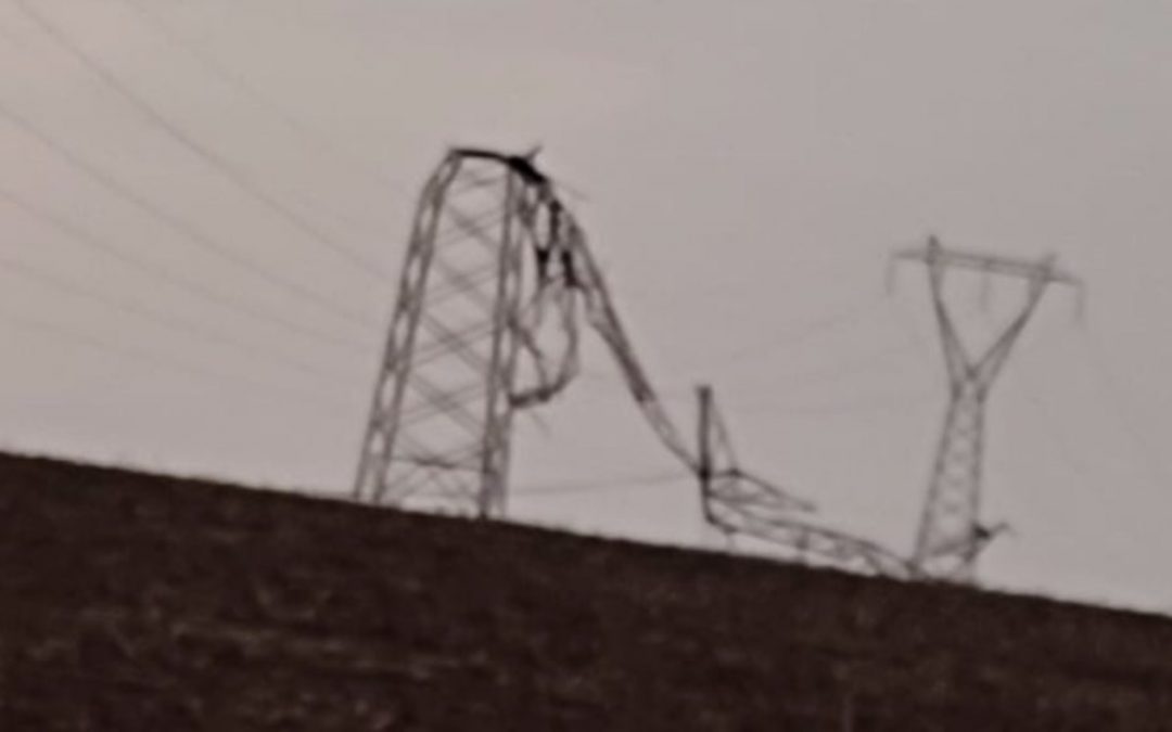 Tempestade derruba linhas de transmissão e força manobra de emergência em Itaipu Vento acima de 100 km/h derrubou linhas de transmissão no Oeste do Paraná e forçou manobra de emergência em Itaipu para evitar apagão