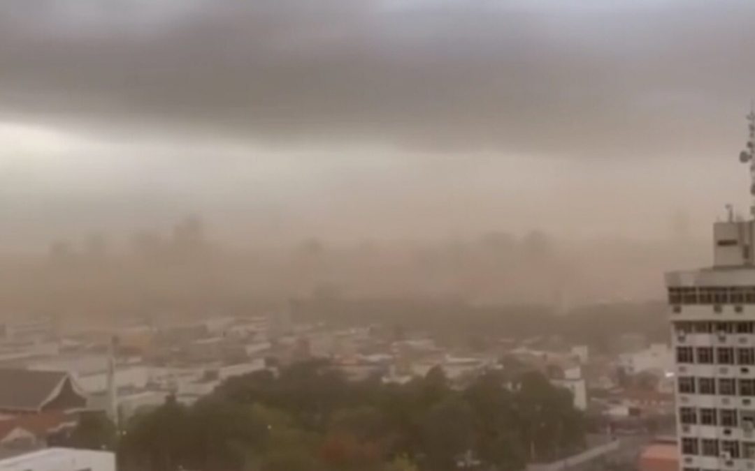 Nova tempestade de poeira no Centro-Oeste do Brasil Município de Rondonópolis foi tomado pela poeira na manhã deste domingo com a ventania de uma frente fria