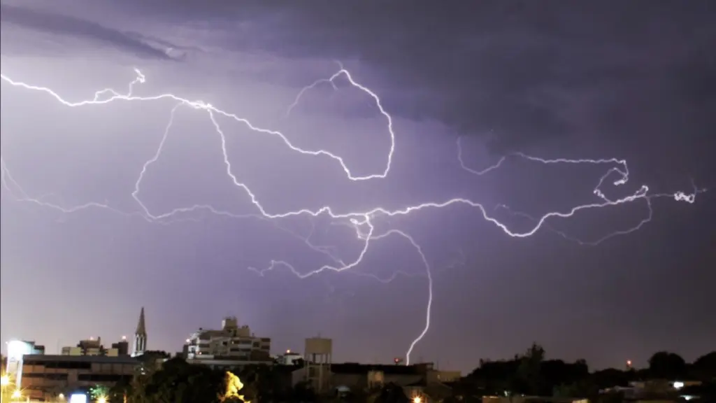 Sábado começa com chuva e raios no Rio Grande do Sul