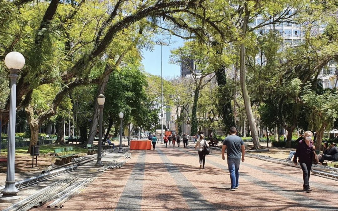 Veja a previsão do tempo para hoje e amanhã (22/10/2021) Frente fria vai mudar o tempo durante o sábado com chuva generalizada e risco de temporais isolados em algumas regiões