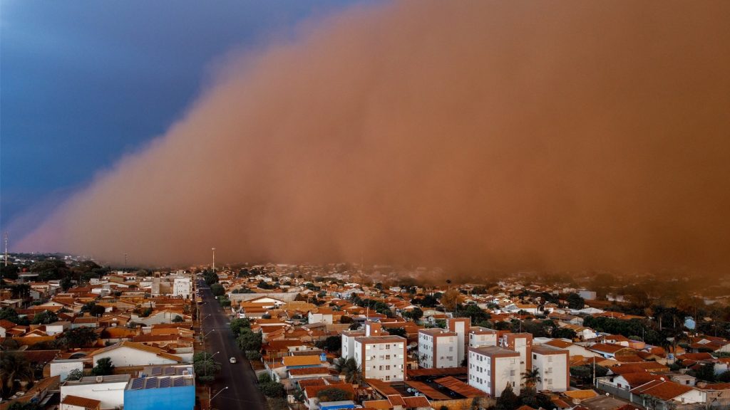 Nova tempestade de areia causa estragos e traz medo no interior de São Paulo