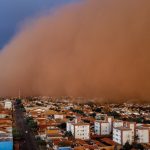 Nova tempestade de areia causa estragos e traz medo no interior de São Paulo