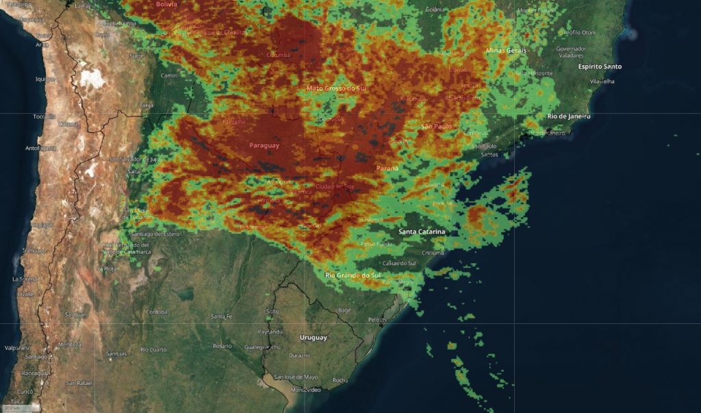 Frente fria avança entre hoje e amanhã com chuva e temporais