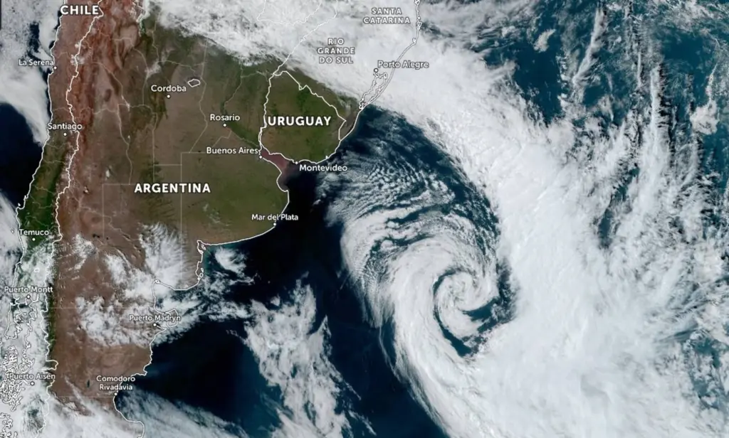 Imagem de satélite típica de inverno com ciclone e massa de ar frio
