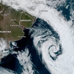 Imagem de satélite típica de inverno com ciclone e massa de ar frio